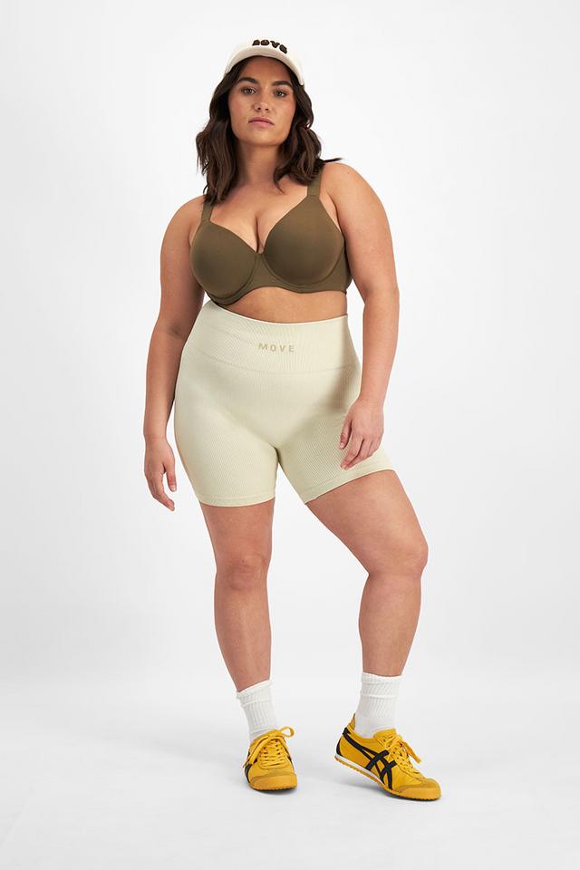 Elle (She/Her) wears size 14DD and is 160cm tall with 94cm chest and 71cm waist