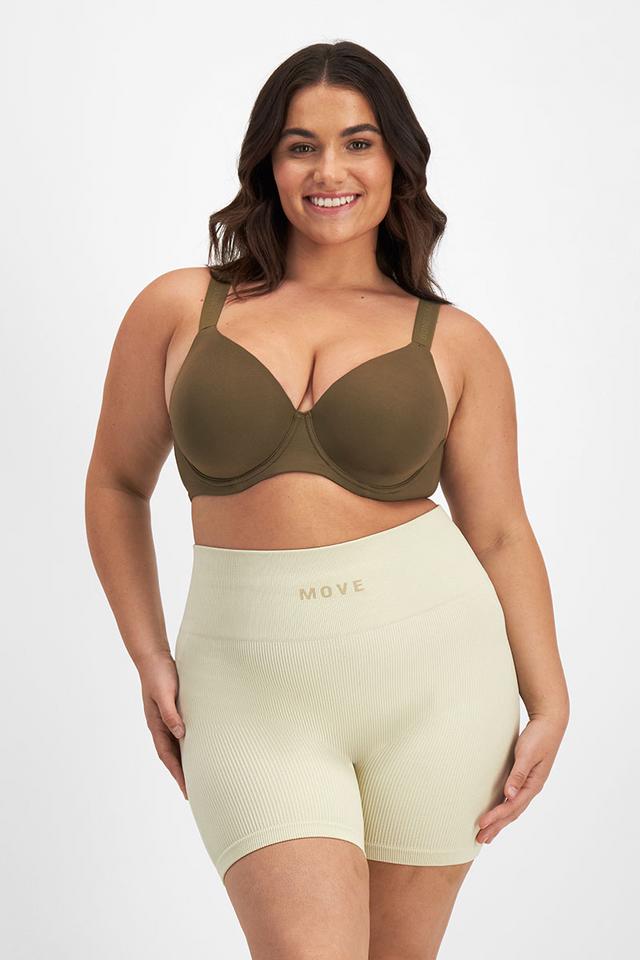 Elle (She/Her) wears size 14DD and is 160cm tall with 94cm chest and 71cm waist