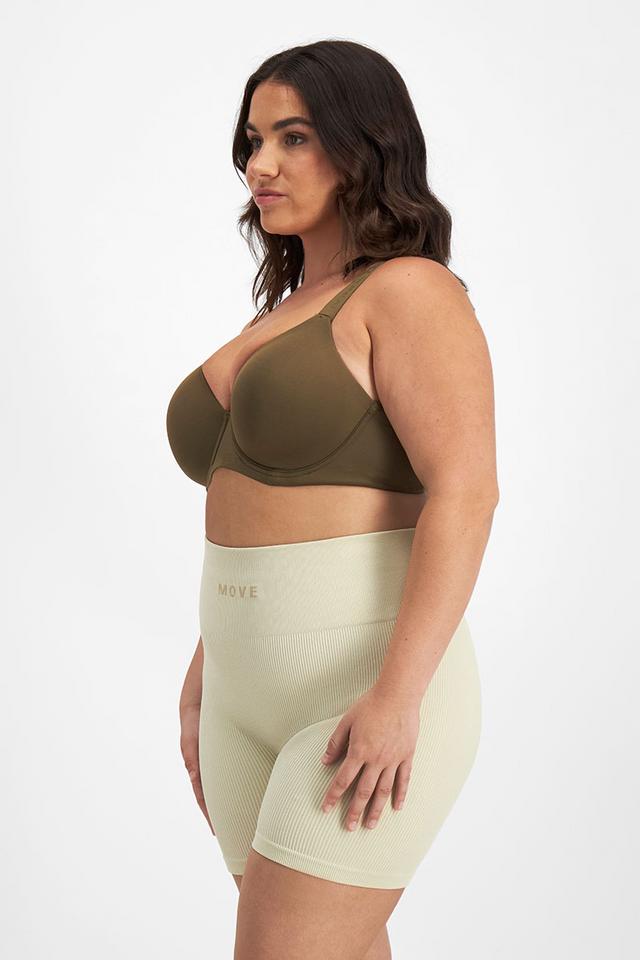 Elle (She/Her) wears size 14DD and is 160cm tall with 94cm chest and 71cm waist