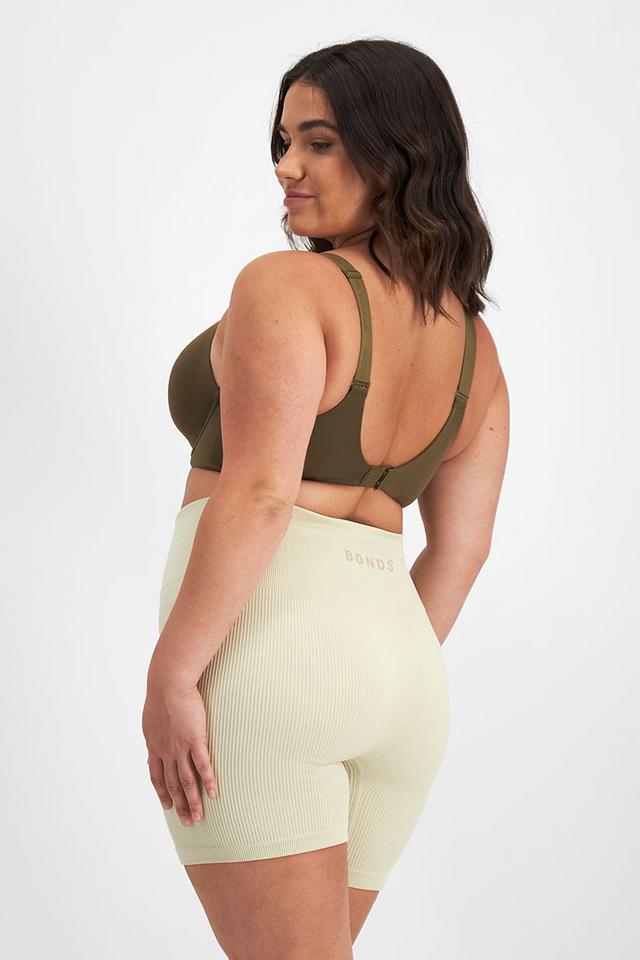 Elle (She/Her) wears size 14DD and is 160cm tall with 94cm chest and 71cm waist
