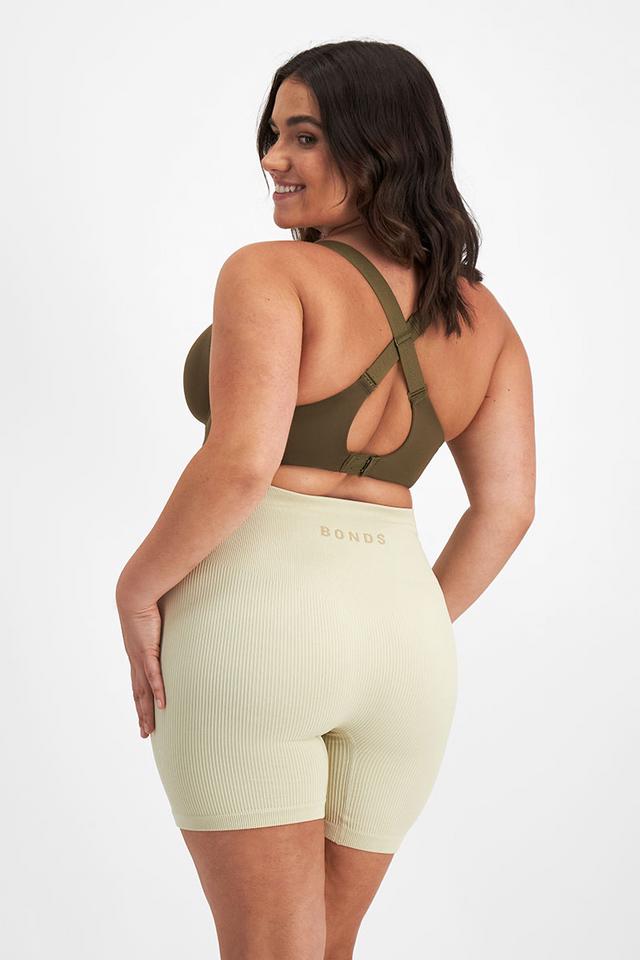 Elle (She/Her) wears size 14DD and is 160cm tall with 94cm chest and 71cm waist
