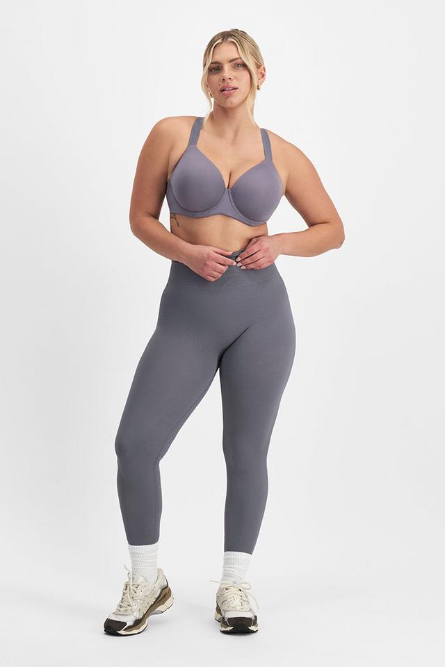 Zoe (She/Her) wears size 14D and is 170cm tall with 98cm chest and 85cm waist