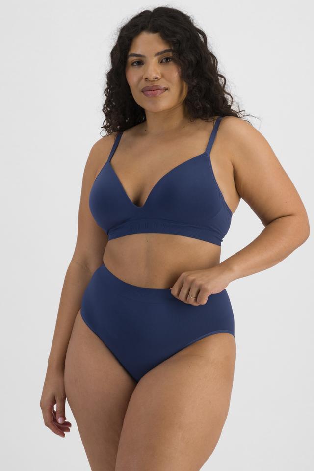 Laura (She/Her) wears size 14DD and is 165cm tall with 94cm chest and 76cm waist