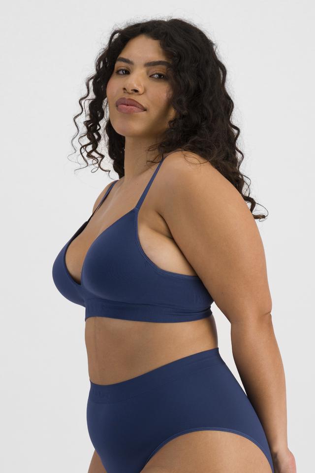Laura (She/Her) wears size 14DD and is 165cm tall with 94cm chest and 76cm waist