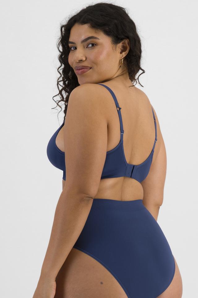 Laura (She/Her) wears size 14DD and is 165cm tall with 94cm chest and 76cm waist