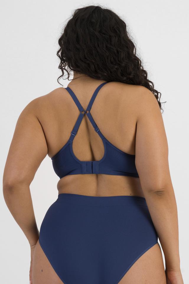 Laura (She/Her) wears size 14DD and is 165cm tall with 94cm chest and 76cm waist