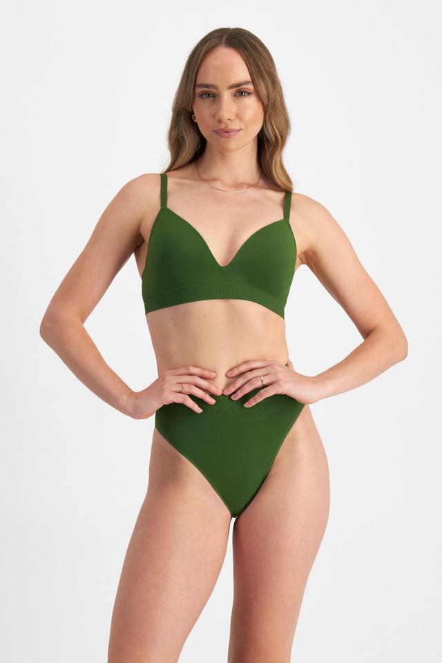 Mikaela (She/Her) wears size 12B and is 177cm tall with 89cm chest and 66cm waist