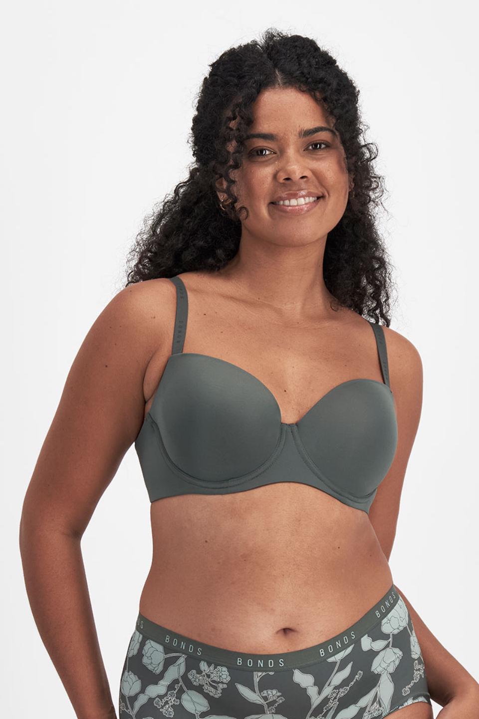 Larissa (She/Her) wears size 14DD and is 170cm tall with 90cm chest and 79.cm wais