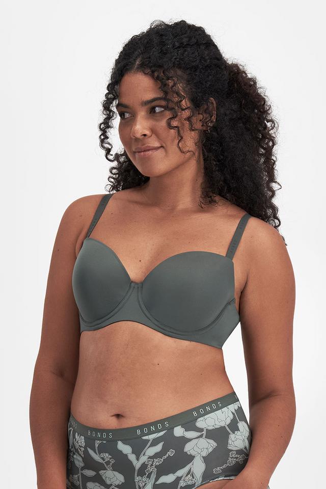 Larissa (She/Her) wears size 14DD and is 170cm tall with 90cm chest and 79.cm wais