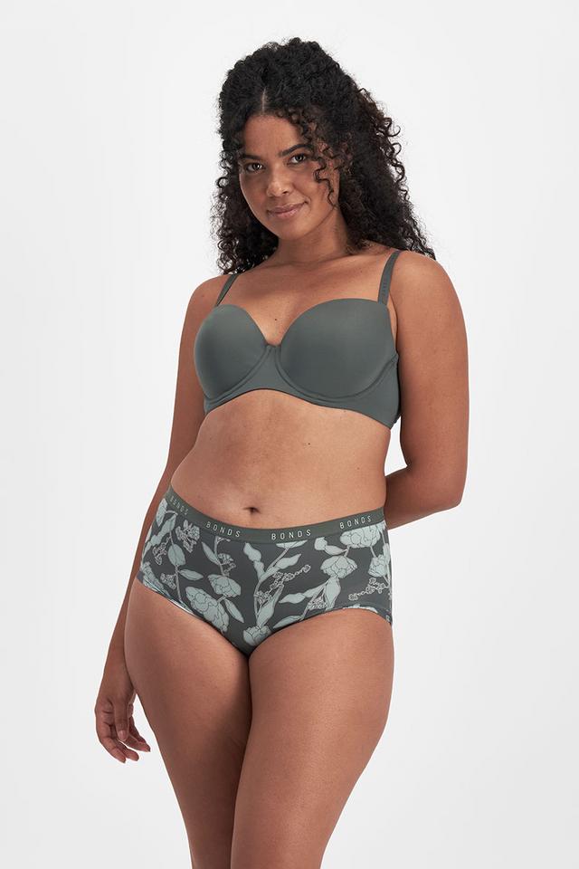Larissa (She/Her) wears size 14DD and is 170cm tall with 90cm chest and 79.cm wais