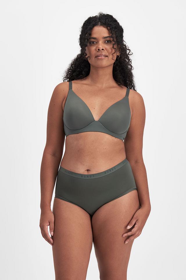 Larissa (She/Her) wears size 14 and is 170cm tall with 90cm chest and 79cm waist