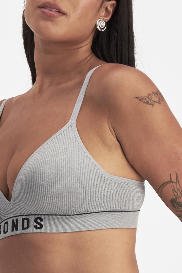 Leah (She/Her) wears size 14 and is 185cm tall with cm chest and cm waist