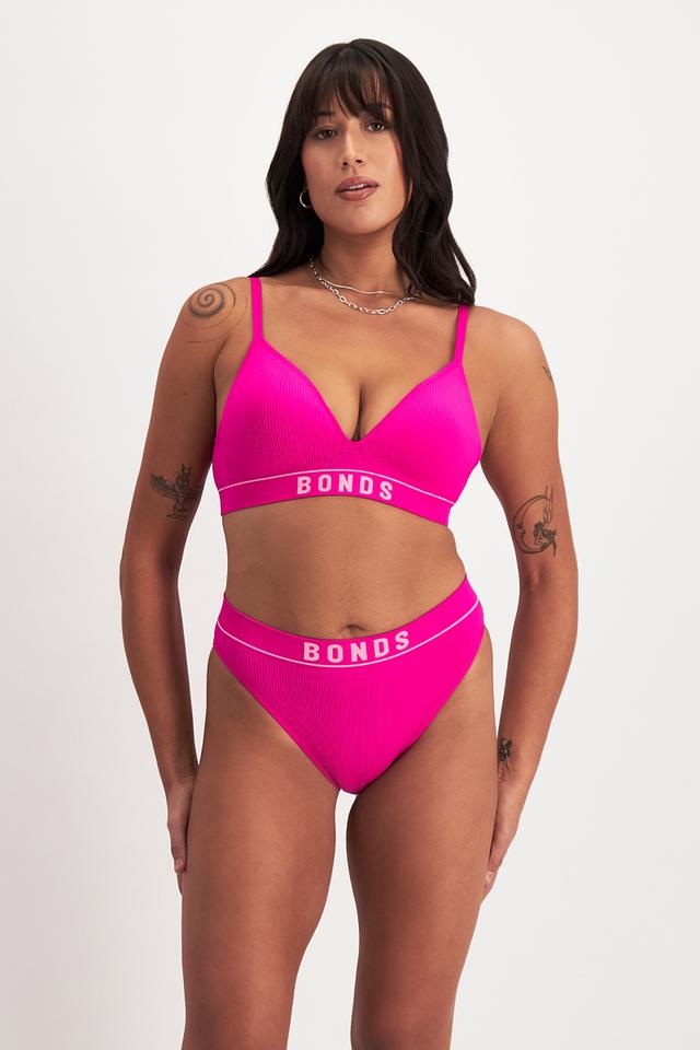 Leah (She/Her) wears size 14DD and is 185cm tall
