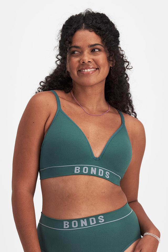 Larissa (She/Her) wears size 14 and is 170cm tall with 90cm chest and 79cm waist