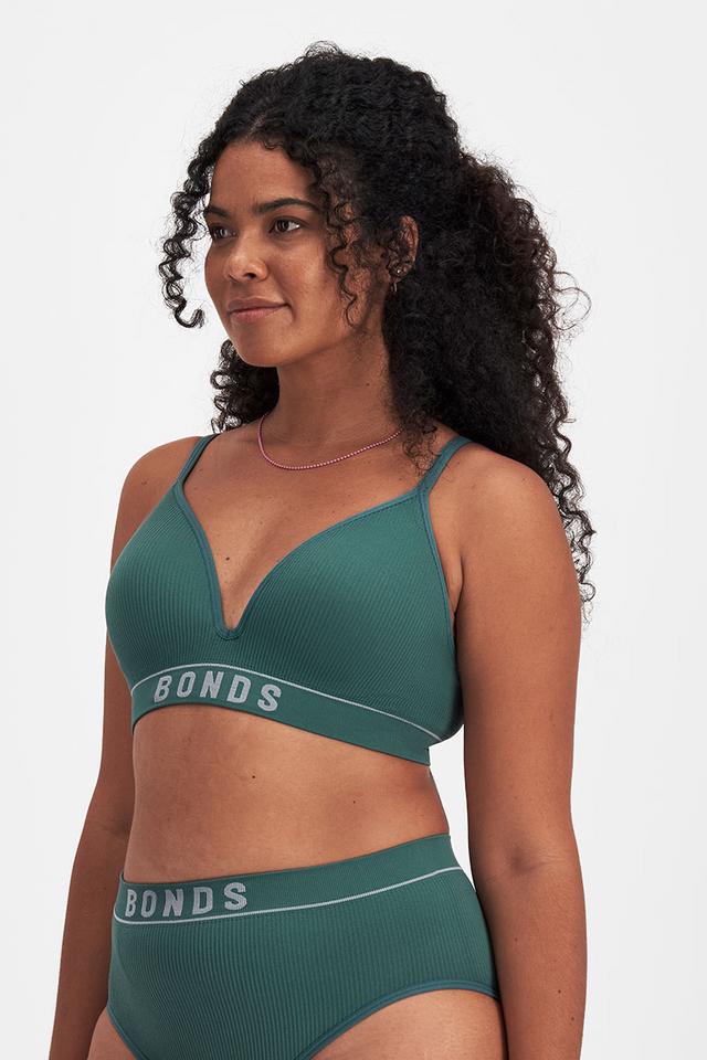 Larissa (She/Her) wears size 14 and is 170cm tall with 90cm chest and 79cm waist