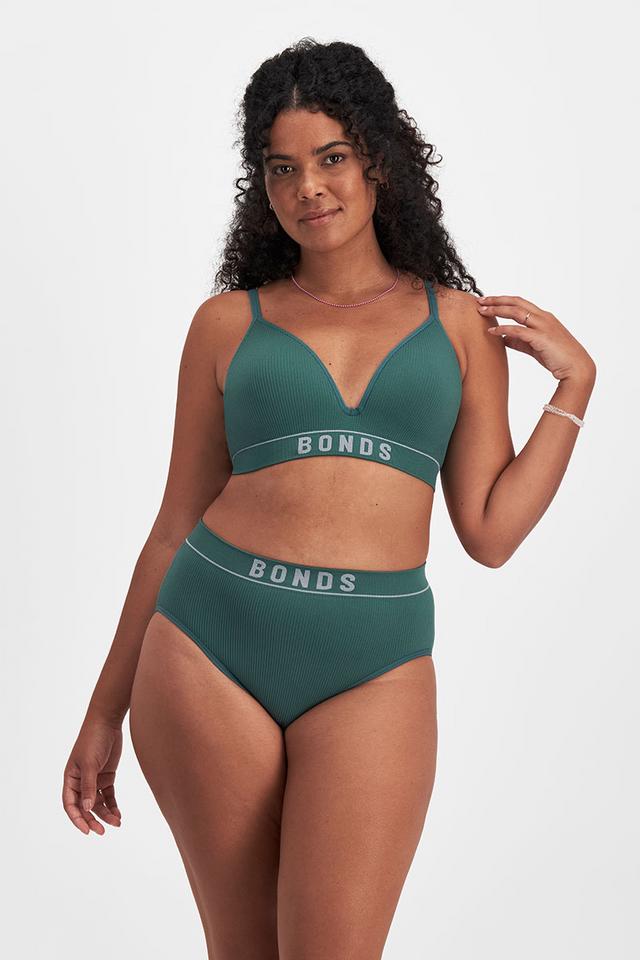 Larissa (She/Her) wears size 14 and is 170cm tall with 90cm chest and 79cm waist