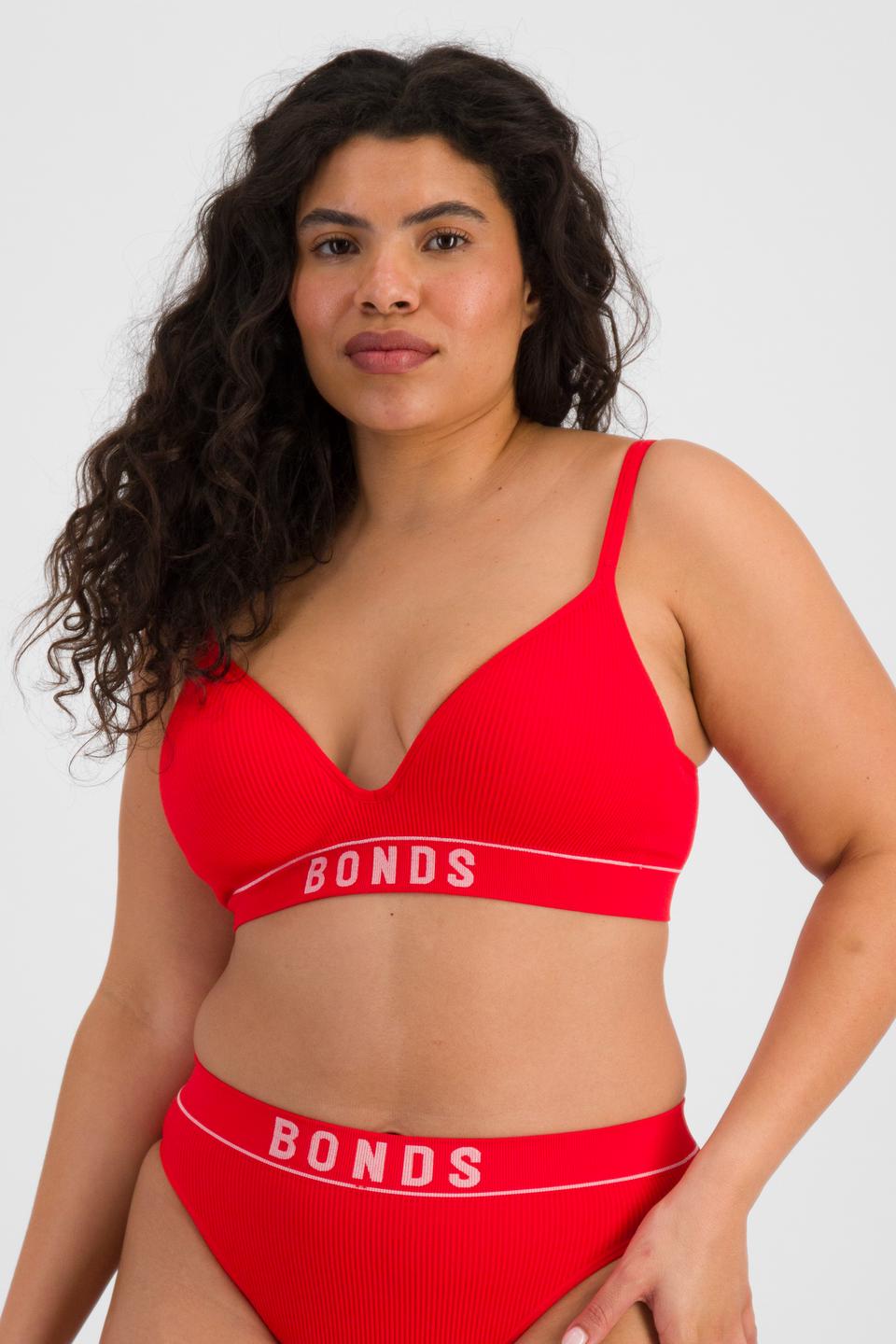 Laura (She/Her) wears size 14DD and is 165cm tall with 94cm chest and 76cm waist