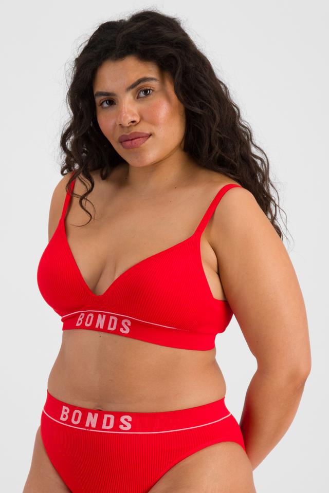 Laura (She/Her) wears size 14DD and is 165cm tall with 94cm chest and 76cm waist