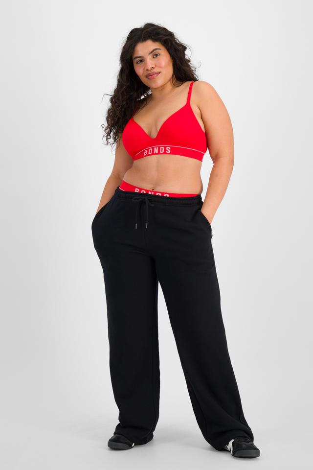 Laura (She/Her) wears size 14DD and is 165cm tall with 94cm chest and 76cm waist