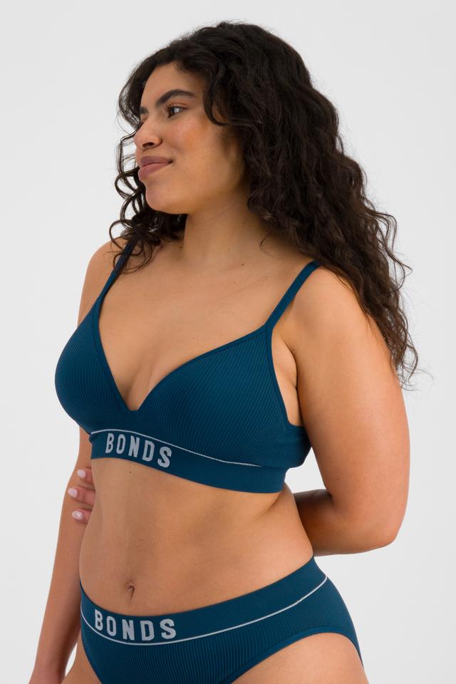 Laura (She/Her) wears size 14DD and is 165cm tall with 94cm chest and 76cm waist