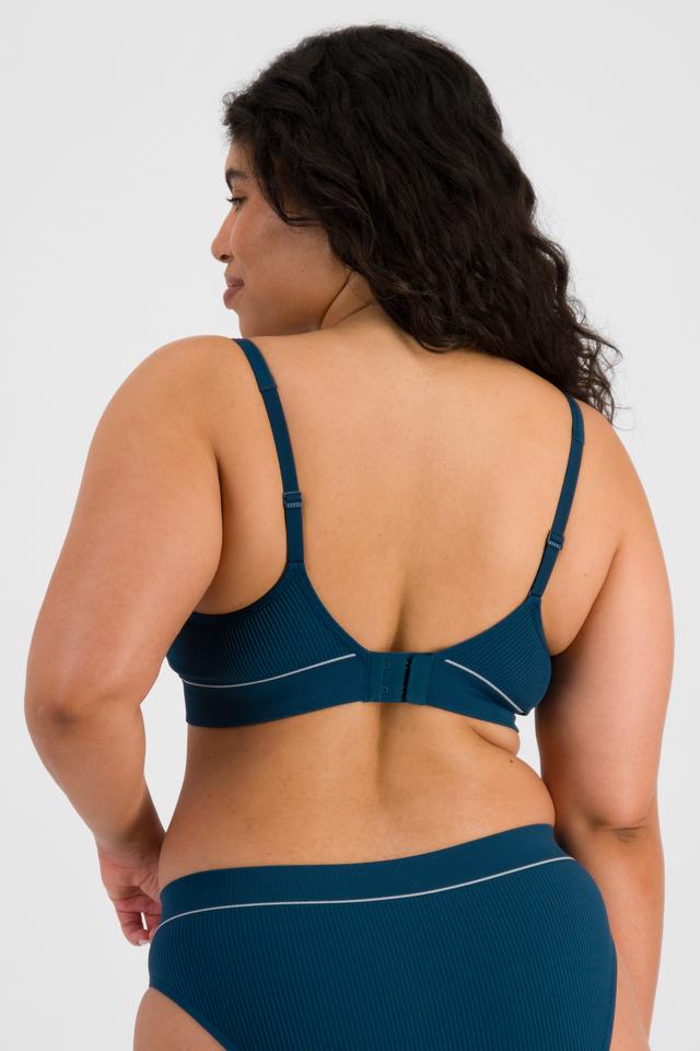 Laura (She/Her) wears size 14DD and is 165cm tall with 94cm chest and 76cm waist