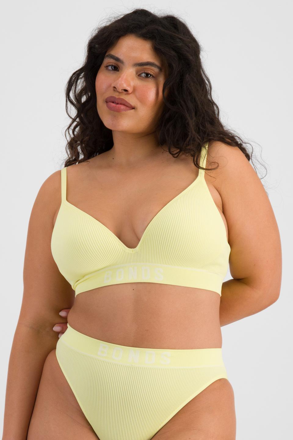 Laura (She/Her) wears size 14DD and is 165cm tall with 94cm chest and 76cm waist
