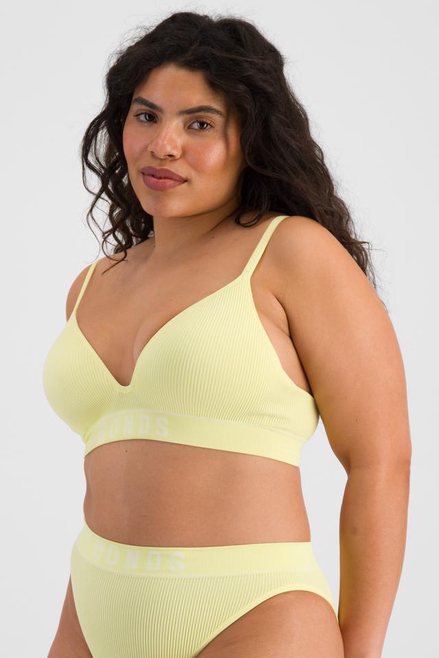 Laura (She/Her) wears size 14DD and is 165cm tall with 94cm chest and 76cm waist