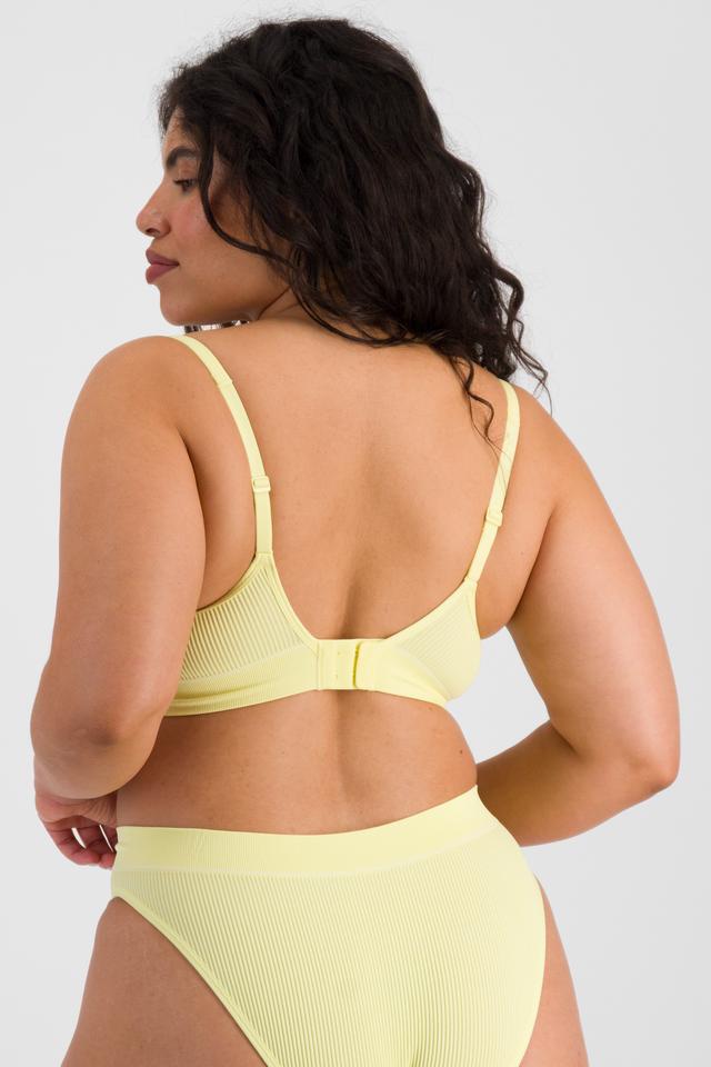 Laura (She/Her) wears size 14DD and is 165cm tall with 94cm chest and 76cm waist