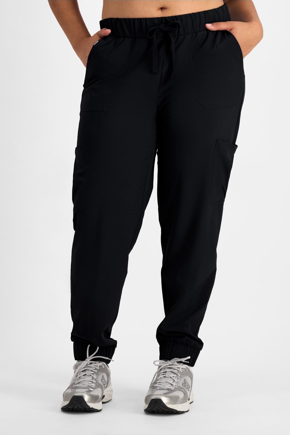 Bisahr (They/Them) wears size S and is 180cm tall with 81cm chest and 66cm waist