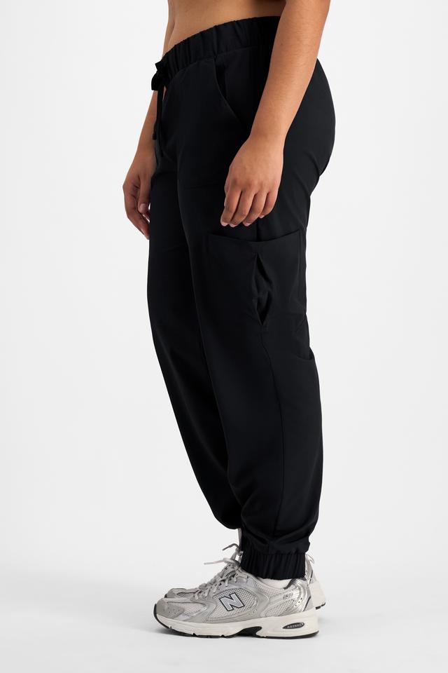 Bisahr (They/Them) wears size S and is 180cm tall with 81cm chest and 66cm waist