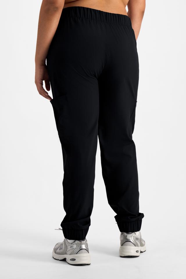 Bisahr (They/Them) wears size S and is 180cm tall with 81cm chest and 66cm waist
